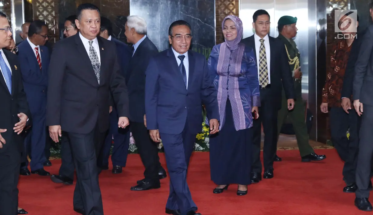 Presiden Timor Leste Francisco Guterres Lu Olo (tengah) bersama Ketua DPR RI, Bambang Soesatyo (kedua kiri) bersiap melakukan pertemuan di Gedung MPR/DPR, Jakarta, Jumat (29/6). Pertemuan untuk meningkatkan hubungan baik. (Liputan6.com/Helmi Fithriansyah)