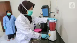 Peneliti memblender jambu merah sebelum difermentasi di Kimia Pangan Pusat Penilitian Kimia LIPI Puspitek, Serpong, Tangerang, Kamis (4/6/2020). Fermentasi jambu memiliki kandungan polifenol, flavonoid, antioksidan dan asam organik yang dapat meningkatkan daya tahan tubuh.(Liputan6.com/Fery Pradolo)