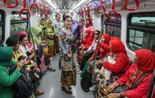 FOTO: Gaya Ratusan Wanita Ramai-Ramai Peringati Hari Kebaya Nasional di LRT Jakarta