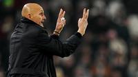 Pelatih Juventus Luciano Spalletti memberi instruksi kepada para pemainnya saat laga Serie A/Liga Italia antara Juventus vs Lazio di Turin, Italia, Minggu, 8 Februari 2026. (Marco Alpozzi/LaPresse via AP)