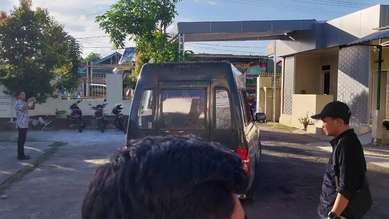 Kadishub Dompu ditahan karena diduga korupsi. (Foto: Liputan6.com/Miftahul Yani)