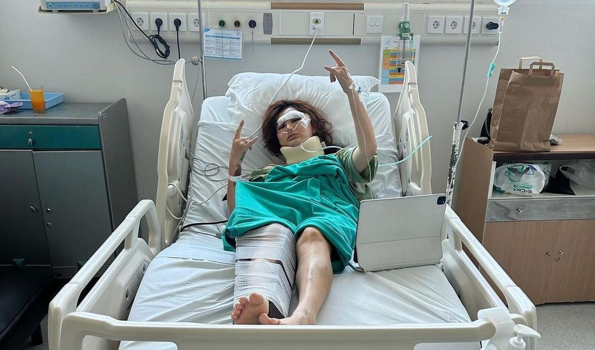 "Besoknya operasi, kakiku digips lututnya sama dipen di mata kaki. Terus mesti CT Scan soalnya aku muntah-muntah terus," lanjut Angela Lee.