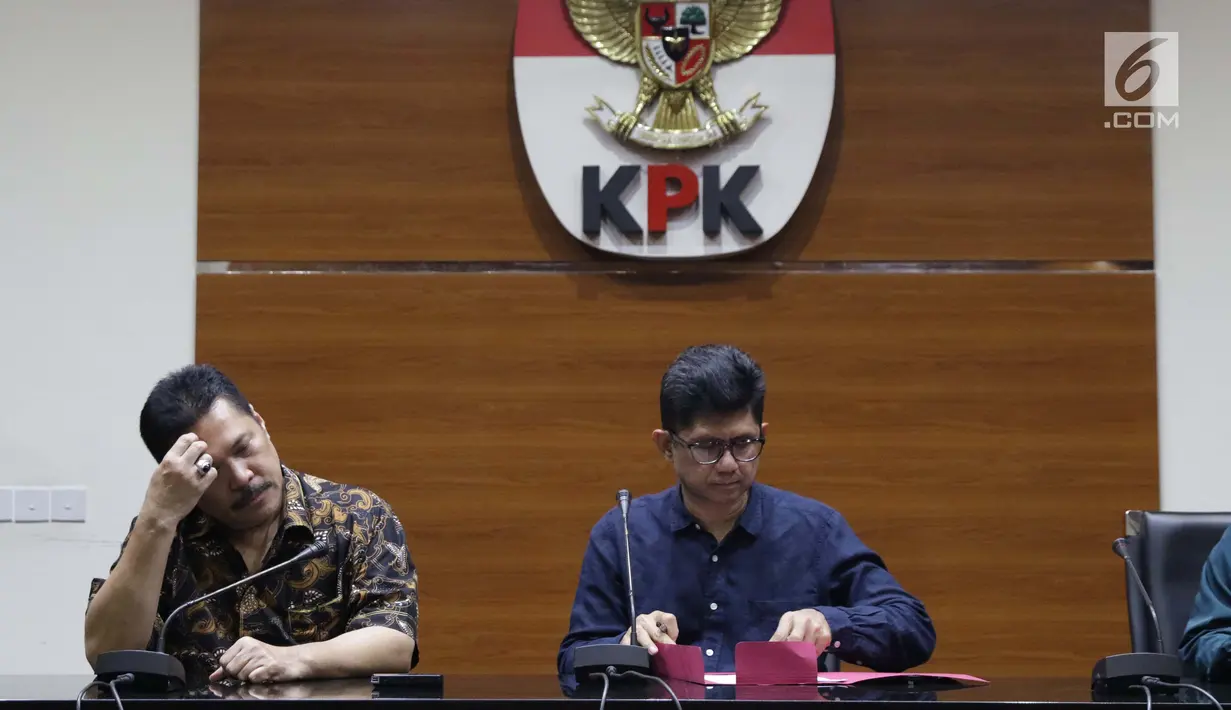 Jamintel, Jan S Maringka (kiri) bersama Wakil Ketua KPK, La Ode Muhammad Syarif memberi keterangan terkait OTT dua orang jaksa di Gedung KPK, Jakarta, Sabtu (26/6/2019). Dalam OTT, KPK menyita uang 20.874 dolar Singapura, 700 USD dan Rp 200 juta dari lima tersangka. (Liputan6.com/Helmi Fithriansyah)