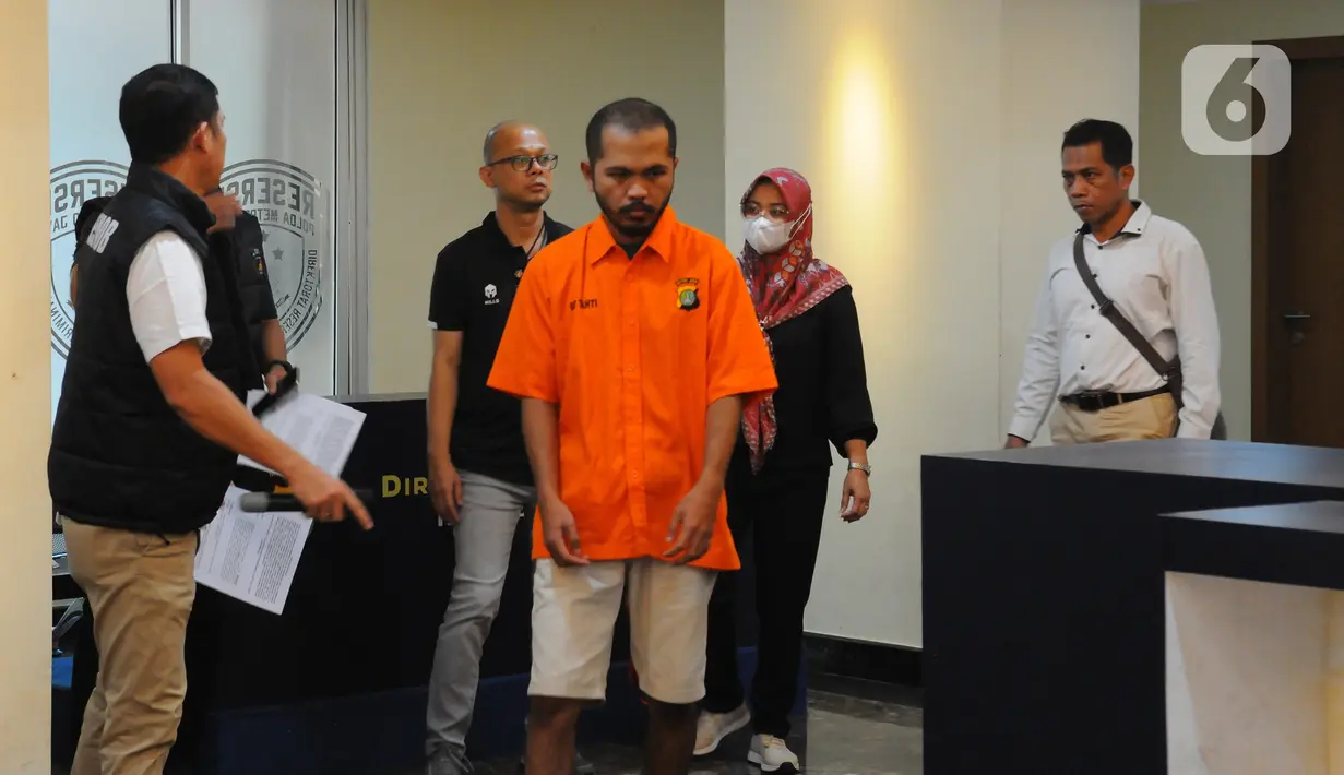 Tersangka Mel alias Ecky (43) dihadirkan untuk menjalani rekonstruksi pembunuhan dan mutilasi Angela Hindriati (54) di Direktorat Reserse Kriminal Umum Polda Metro Jaya, Jakarta, Rabu  (1/3/2023). Ecky menjalani 60 adegan rekonstruksi dalam rangkaian peristiwa pembunuhan dan mutilasi untuk pengambilalihan kepemilikan Apartemen Taman Rasuna milik Angela Hindriati. (merdeka.com/Imam Buhori)