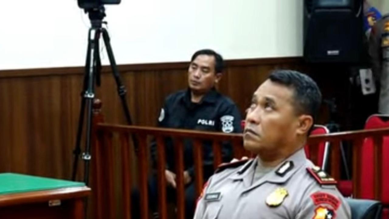 Tangis Kompol Cosmas Kaju Gae Pecah Usai Dipecat Polri, Baru Tahu Affan Kurniawan Terlindas dari Video Viral di Medsos