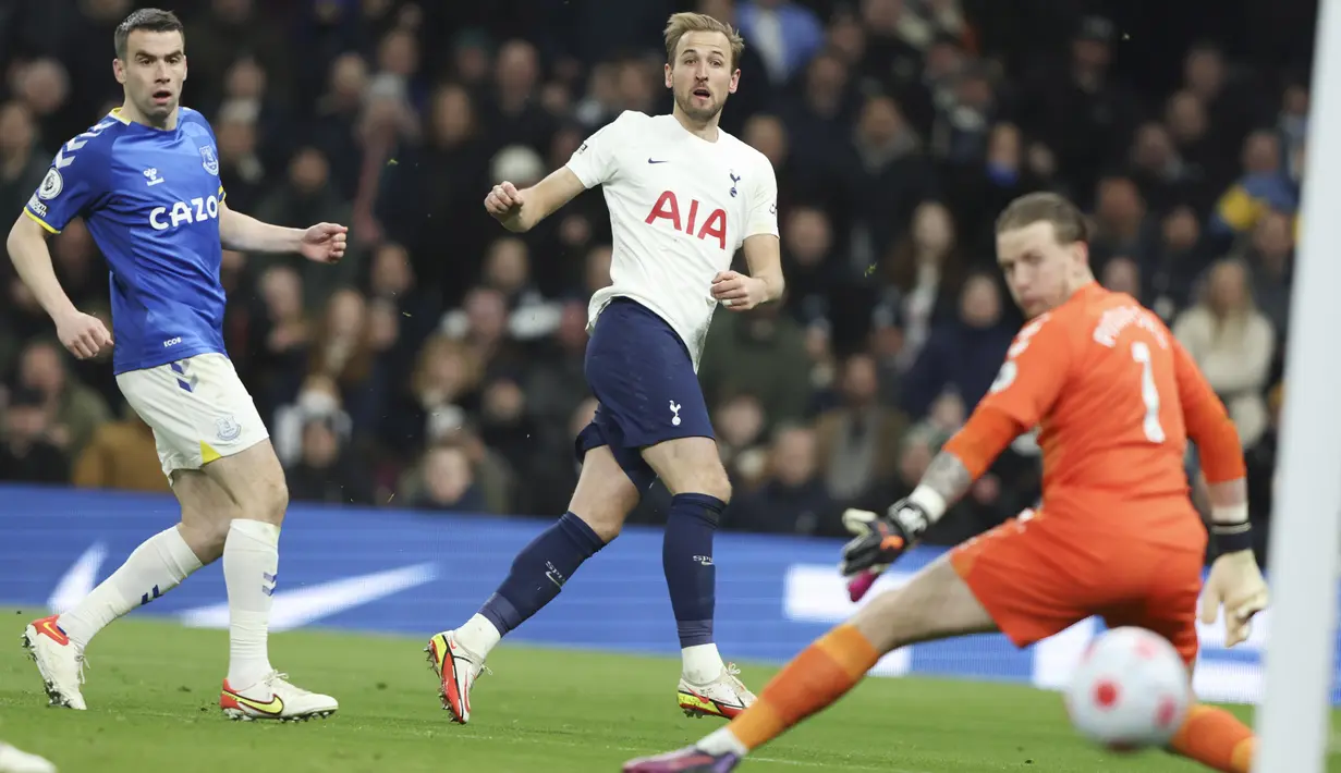 Harry Kane memborong dua gol buat Tottenham Hotspur, gol lainnya tercipta dari bunuh diri Michael Keane dan dari aksi Song Heung-min serta Sergio Regulion. (AP/Ian Walton)
