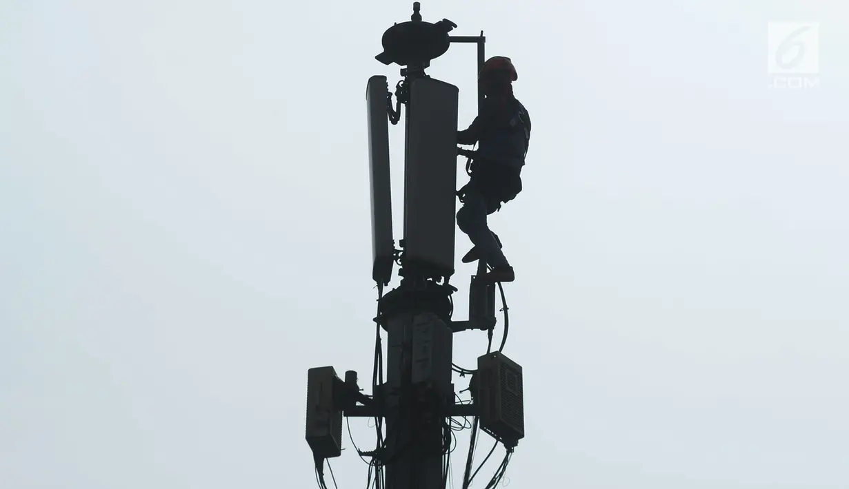 Teknisi melakukan pengecekan audit data jaringan 3G dan 4G pada tiang monopol di Jalan Diponegoro, Jakarta, Sabtu (24/8/2019). Sinyal 4G hanya menjangkau jarak 1 kilometer. (merdeka.com/Imam Buhori)