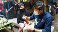 Menteri Pariwisata dan Ekonomi Kreatif Sandiaga Salahuddin Uno bertem dengan penjual jamu yang masih membuat jamu dengan alat-alat tradisional. (Ist)