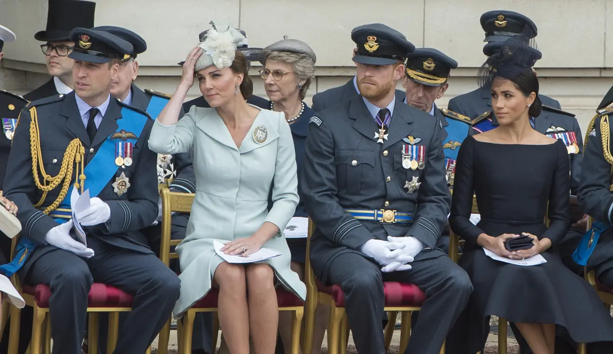 Kendati demikian, sepertinya Kate Middleton banyak membantu Meghan dalam penyesuaian dirinya. (PAUL GROVER / POOL / AFP)