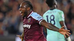 Michail Antonio mampu tampil mengejutkan di Liga Inggris musim 2021/2022 bersama West Ham United. Antonio bahkan tercatat menjadi top skor sementara dengan koleksi lima gol dan tiga assist dari lima laga yang telah dilakoninya. (AFP/Glyn Kirk)