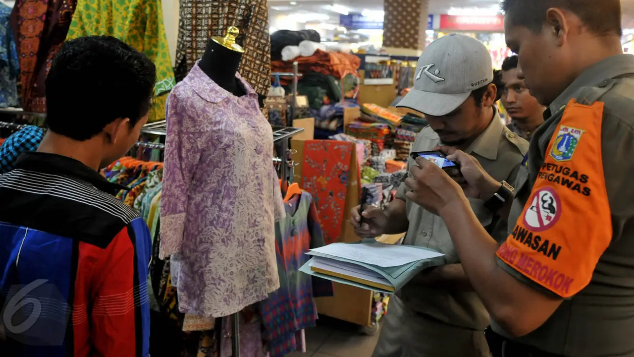 Razia Rokok di Mal Tanah Abang
