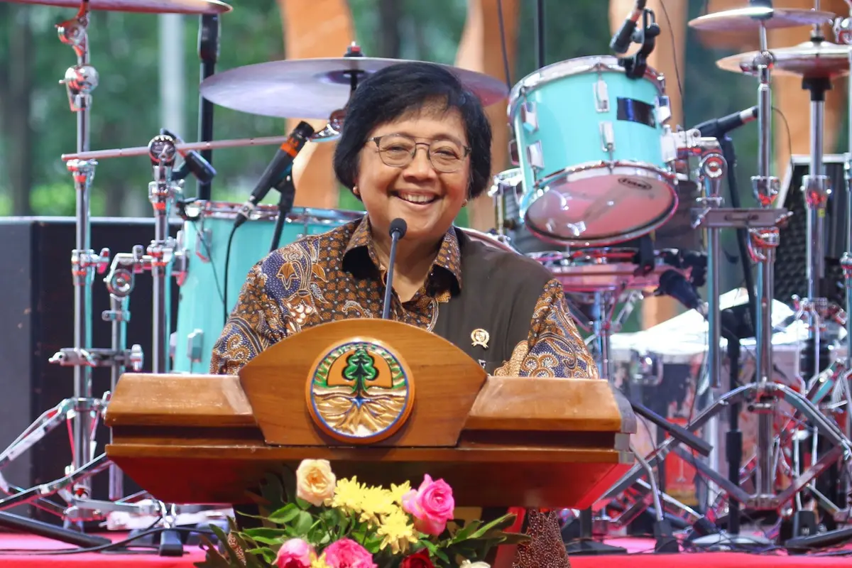 Menteri LHK, Siti Nurbaya saat memberikan sambutan di acara Panggung Kolaborasi Rimbawan di Arboretum Ir. Lukito Daryadi, Kompleks Gedung Manggala Wanabakti, Jakarta, Kamis 28 Maret 2024.