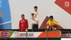Atlet Indonesia Aris Wibawa saat penyerahan mendali dalam babak final putra 100 meter gaya dada SB7 para renang Asian Para Games 2018 di Aquatic Center, GBK, Jakarta, Senin (8/10). Aris berhasil meraih perak dalam kelas tersebut. (Merdeka.com/Imam Buhori)