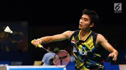 Pebulutangkis Indonesia, Panji Ahmad Maulana mengembalikan kok ke arah pemain Thailand, Suppanyu Avihingsanon di Kualifikasi Indonesia Open 2017 di Jakarta Convention Centre, Senin (12/6). Panji unggul 21-17, 21-17. (Liputan6.com/Helmi Fithriansyah)