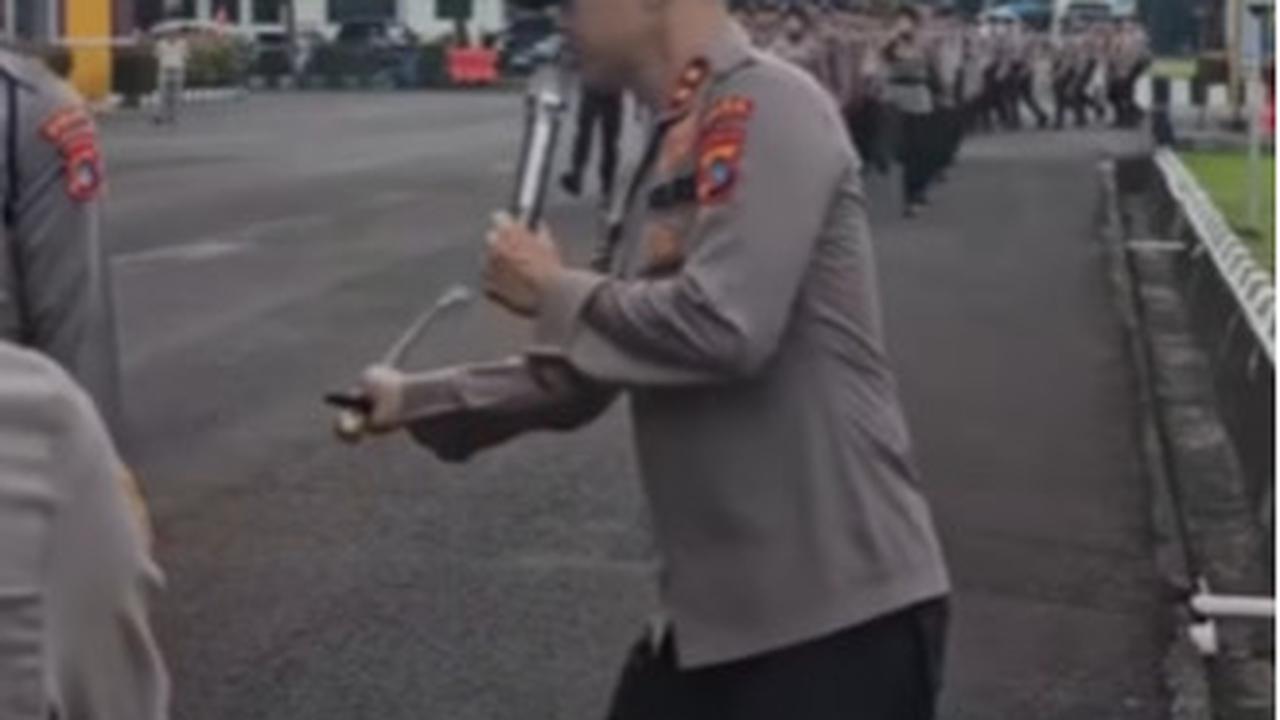 Jenderal Bintang 2 Polisi Terpaksa 'Pukul' Anggota Pakai Tongkat Komando, ini Gara-garanya