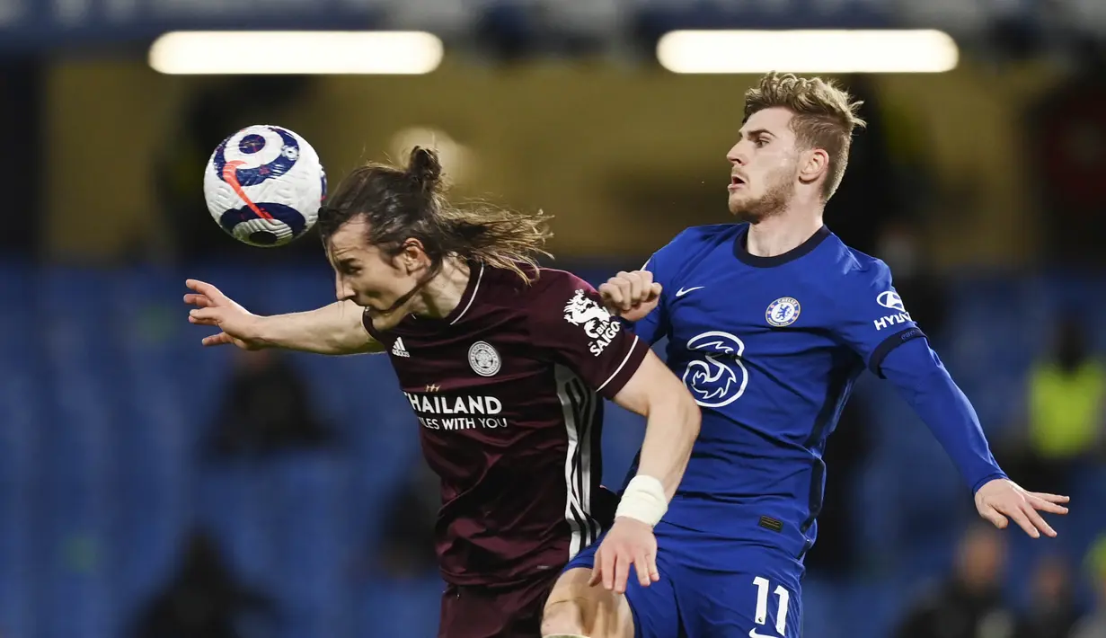 Striker Chelsea, Timo Werner, duel udara dengan bek Leicester City, Caglar Soyuncu, pada laga Liga Inggris di Stadion Stamford Bridge, Rabu (19/5/2021). Chelsea menang dengan skor 2-1. (Glyn Kirk/Pool via AP)