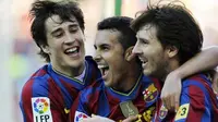 Striker Barcelona Pedro Rodriguez (tengah) mendapat selamat dari Bojan Krkic (kiri) dan Lionel Messi seusai menjebol gawang Valladolid di Nou Camp, 16 Mei 2010. AFP PHOTO / JAVIER SORIANO 