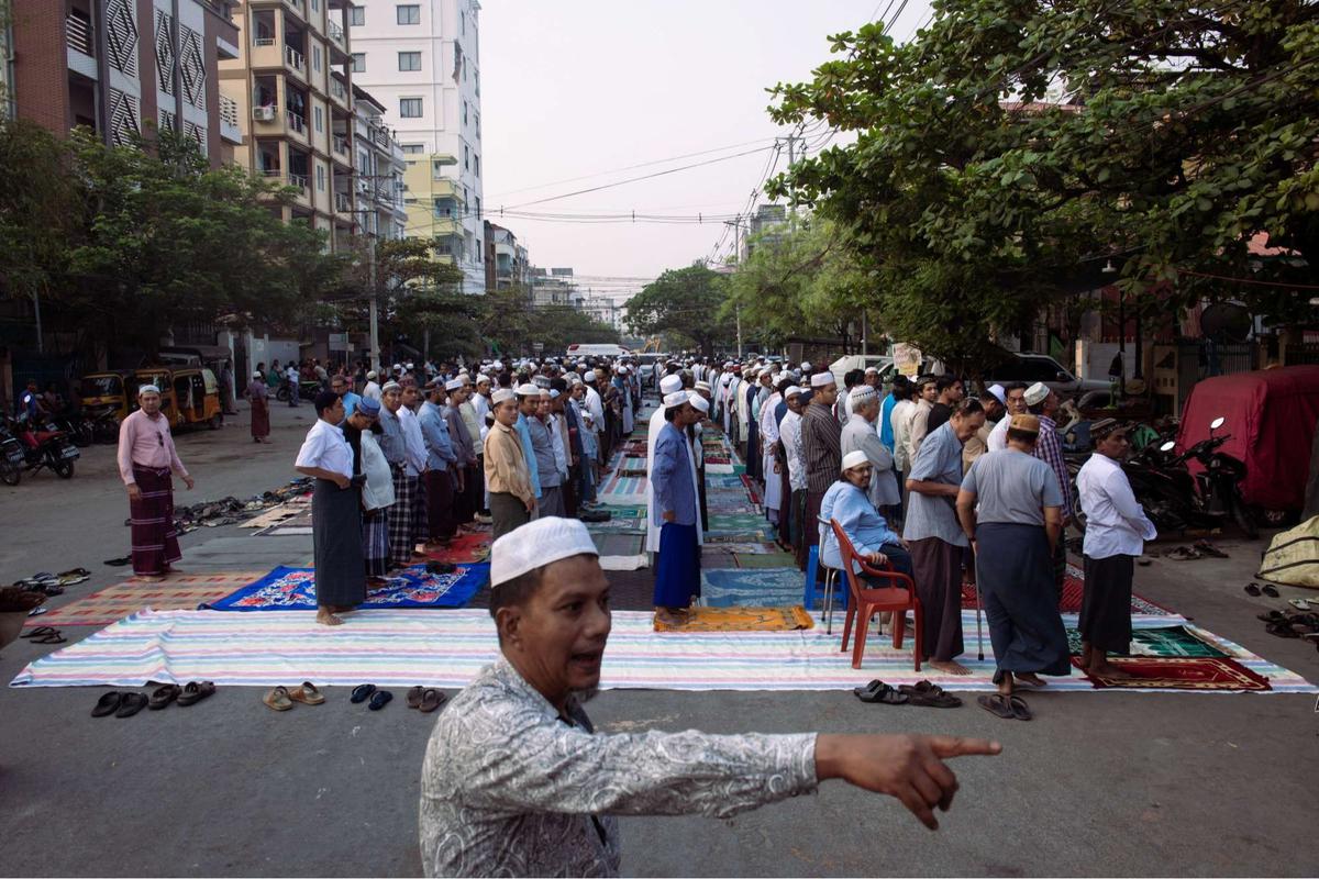 Muslim di Myanmar gelar salat Idulfitri di jalanan