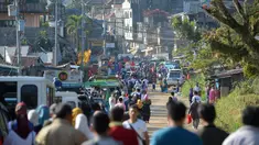 Ribuan orang berjalan memasuki Kota Marawi, Mindanao, Filipina, Minggu (1/4). Pihak berwenang mengizinkan warga mengunjungi rumah mereka yang hancur di area pertempuran militer Filipina dengan militan ISIS. (TED ALJIBE/AFP)