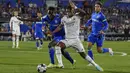 Penyerang Real Madrid Rodrygo berebut bola dengan bek Getafe Djene Dakonam pada pekan delapan La Liga musim 2022/2023 di Stadion Coliseum Alfonso Perez, Minggu (9/10/2022) dini hari WIB. Kemenangan itu mengukuhkan Los Blancos (julukan Real Madrid) yang tak terkalahkan dalam 8 pertandingan di Liga Spanyol 2022-2023. (AP Photo/Bernat Armangue)