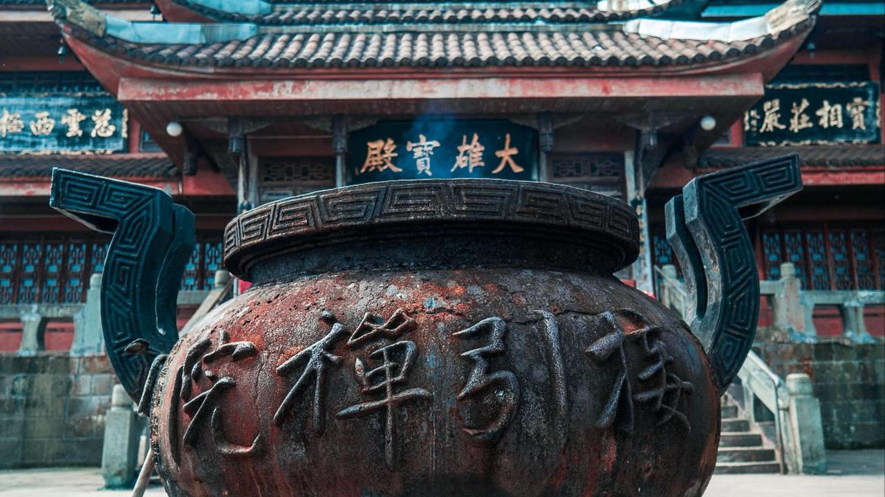 Mengunjungi Kuil dan Ritual Sip Tai Sui