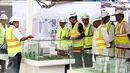 Presiden Jokowi mengamati market pembangunan Rusun Wisma Atlet saat hadir dalam pengecoran akhir atap atau topping off di Kemayoran, Jakarta, Kamis (29/12). Rusun ini akan digunakan untuk mendukung pelaksanaan Asian Games 2018 (Liputan6.com/Faizal Fanani)
