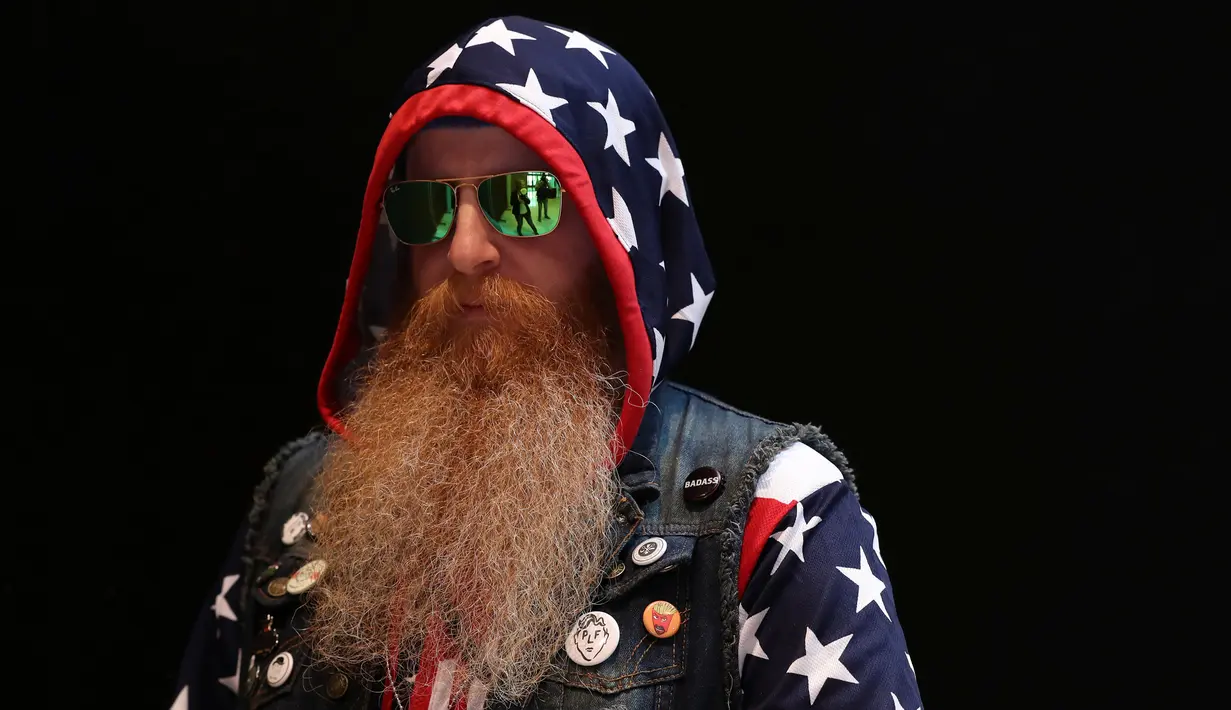 Seorang peserta berpose sebelum ambil bagian dalam Kejuaraan Jenggot dan Kumis Dunia 2019 di Antwerpen, Belgia pada 18 Mei 2019. Sejak 2001, kompetisi ini telah berkeliling mulai dari Inggris, Alaska, Norwegia, Jerman, Austria dan Texas, AS pada 2017. (REUTERS/Yves Herman)