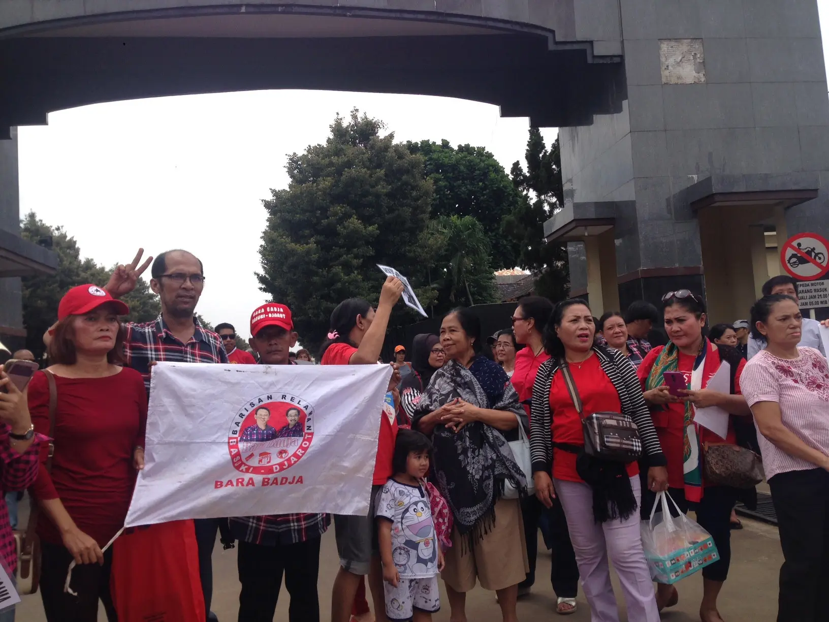 Pendukung Ahok berdemo di Mako Brimob Kepala Dua Depok