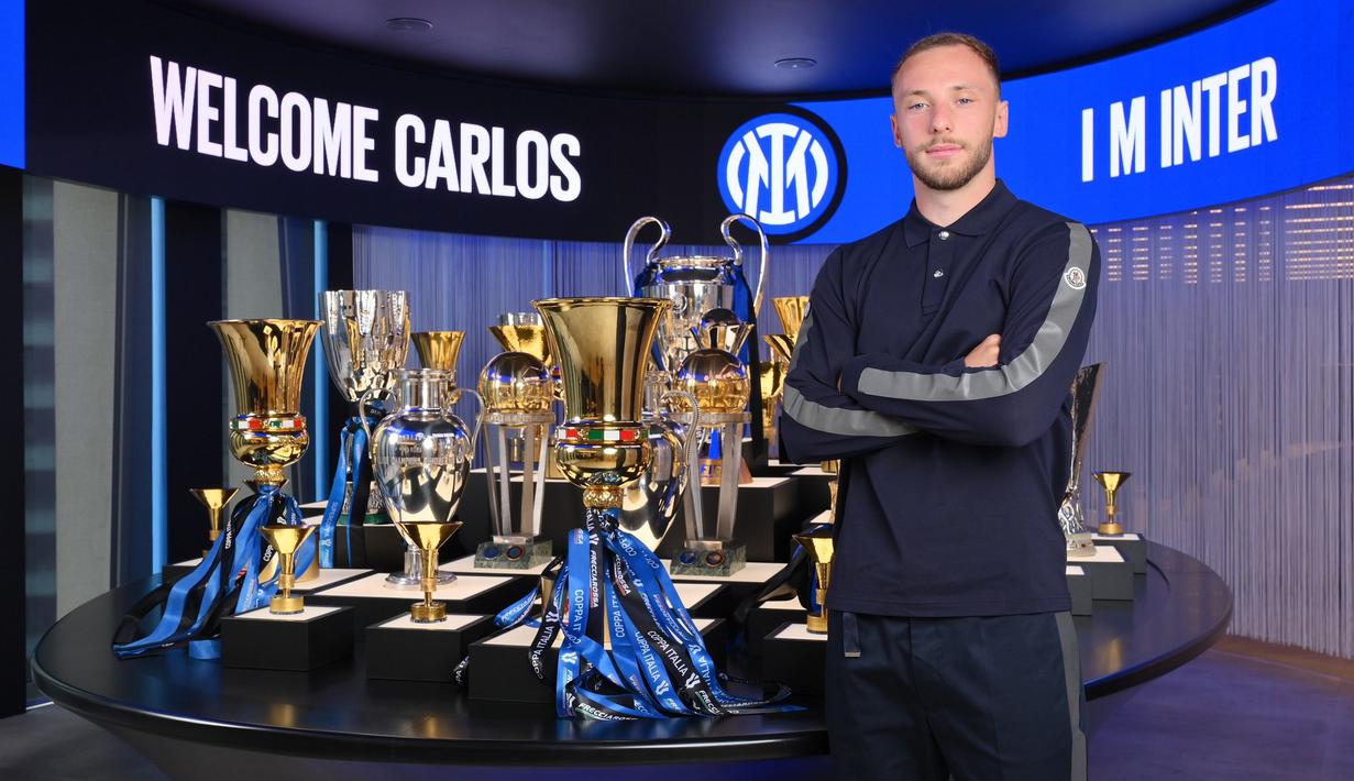 Inter Milan secara resmi telah memperkenalkan pemain baru, Carlos Augusto. (FOTO: twitter.com/Inter_en)