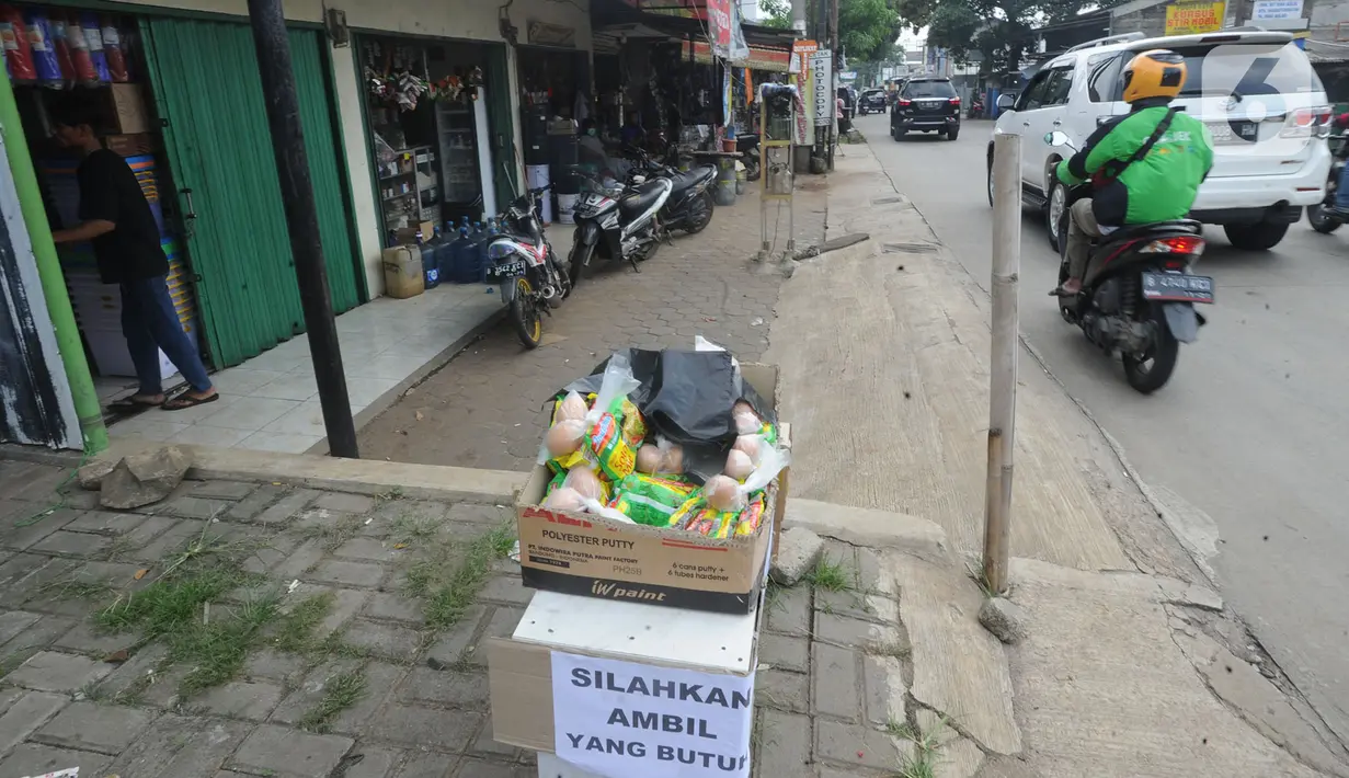 Kardus berisi mi instan dan telur disediakan untuk yang membutuhkan di Jalan Raya Cibubur-Bojong Kulur, Bogor, Kamis (9/4/2020). Di beberapa pinggir jalan Kawasan Jabotabek kiini banyak aksi solidaritas dengan menyediakan bahan makanan gratis di tengah pandemi virus corona. (merdeka.com/Arie Basuki)