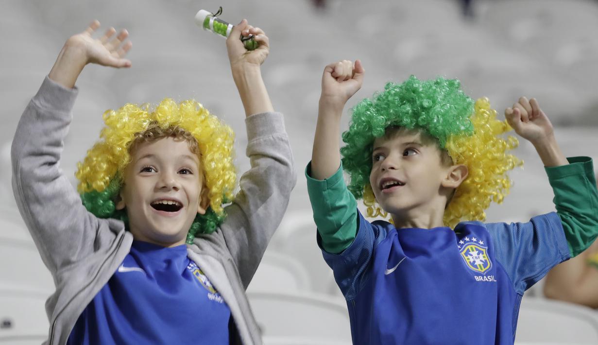Aksi suporter cilik dari Brasil mendukung timnya saat melawan Paraguay pada laga Kualifikasi Piala Dunia 2018 zona Conmebol di Arena Corinthians Stadium,  Sao Paulo, Brasil, Selasa (28/3/2017). Brasil menang 3-0. (AP/Andre Penner)