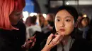 Seorang model saat dirias di belakang panggung sebelum berjalan di atas catwalk membawakan busana asal Inggris Temperley London pada Autumn / Winter 2017 London Fashion Week di London, Inggris (19/2).  (AFP Photo / Niklas Halle'n) 