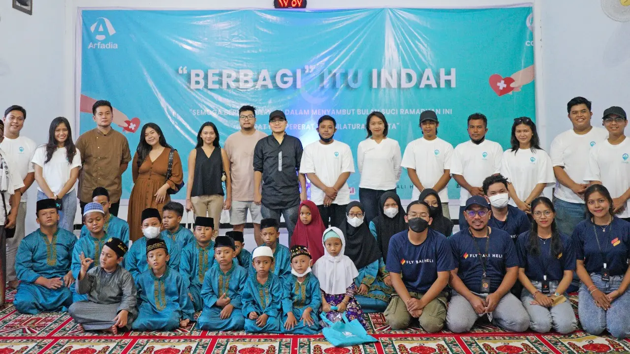 Billy Leonardo bersama dengan Arfadia dan Candi membuat acara buka puasa bersama. Mereka menggelar acara buka bersama dengan anak-anak panti asuhan Yayasan Al-Hikmah Denpasar, Minggu (24/4/2022).