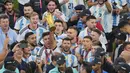 Begitu spesialnya Sergio Aguero, striker Argentina yang telah pensiun bersama Barcelona pada tengah musim 2021/2022 akibat mengidap masalah pada jantungnya ini juga diperkenankan mengangkat trofi Piala Dunia meski satusnya dalam skuad Argentina hanya sebagai pemandu sorak Lionel Messi dkk. (AP Photo/Hassan Ammar)
