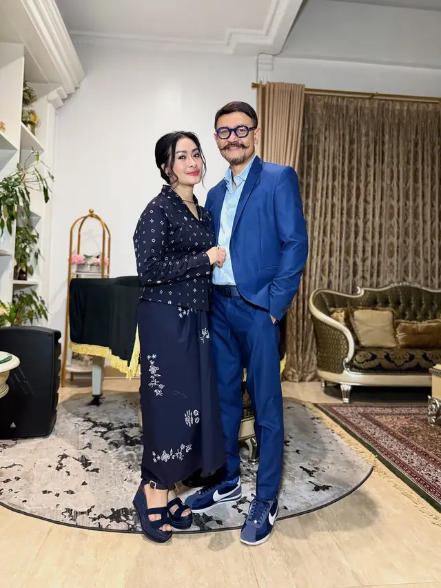 Model Kebaya Hitam ala Iis Dahlia untuk Acara Resepsi