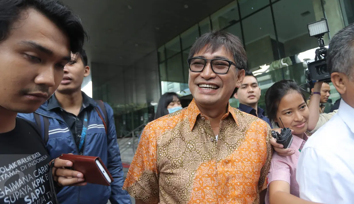 Senyum Andi Zulkarnain Mallarangeng alias Choel Mallarangeng saat akan meninggalkan Gedung KPK, Jakarta, Kamis (1/12). Choel diperiksa sebagai tersangka kasus dugaan korupsi proyek P2SON di Hambalang pada 2010-2012. (Liputan6.com/Helmi Afandi)