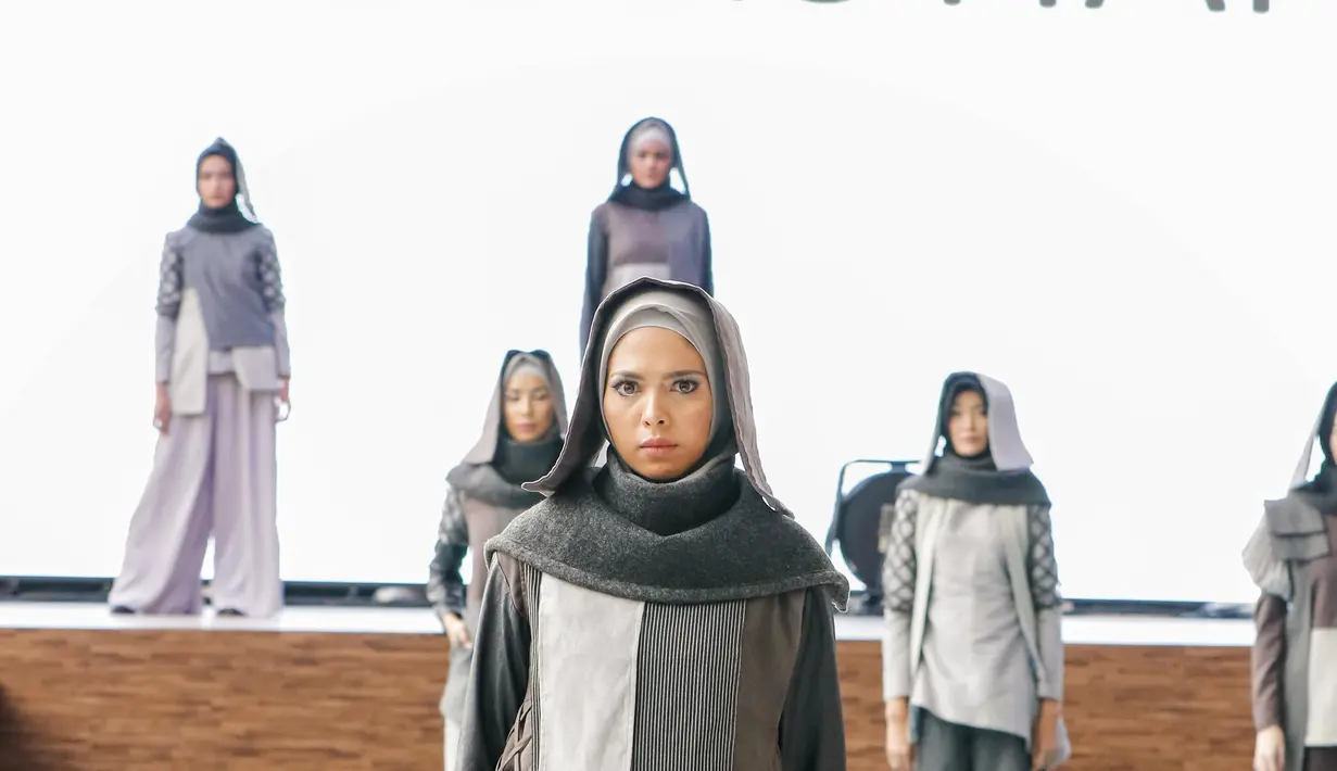 Seorang model memperagakan karya desainer asal Majalengka Ai Sulitiani di acara kelulusan Islamic Fashion Institute. (Liputan6.com/pool/IFC)