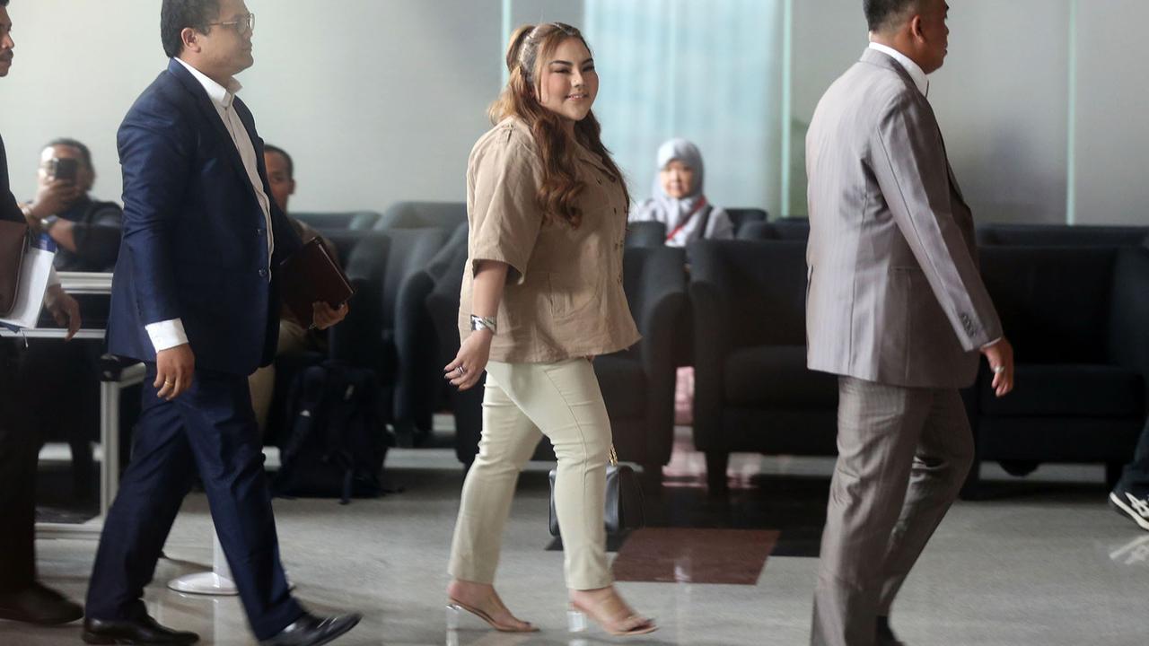 VIDEO: Lisa Mariana Diperiksa 2 Jam KPK Respons Nikmati Dana bjb Via RK