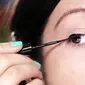 Eyeliner, yang menghasilkan garis hitam di sekeliling mata untuk membuat mata seakan bertambah besar dan tajam.
