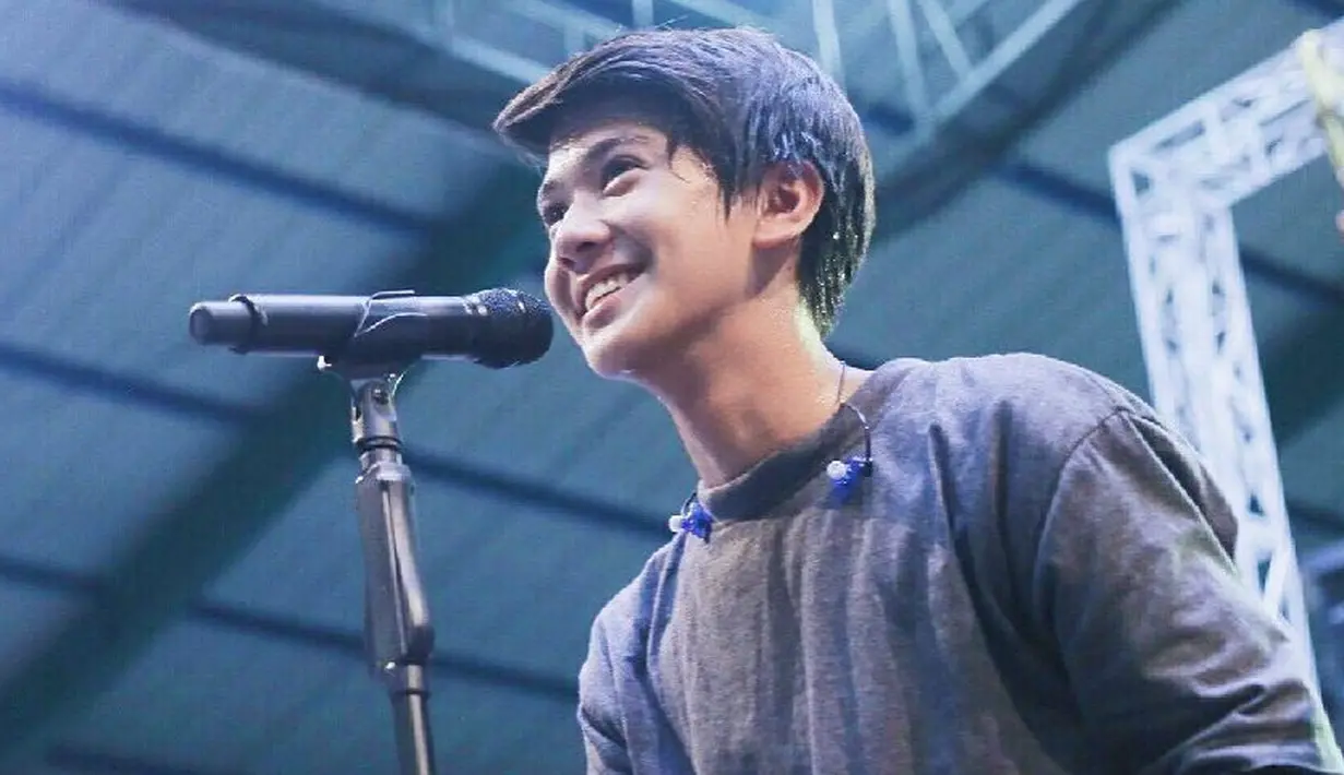 Meski sudah tak tergabung dalam grup musik CJR bersama teman-temannya yang lain, namun Iqbaal pun masih tetap menggeluti dunia musiknya. Namun yang kini diutamakannya adalah menyelesaikan pendidikannya. (Instagram/iqbaal.e)