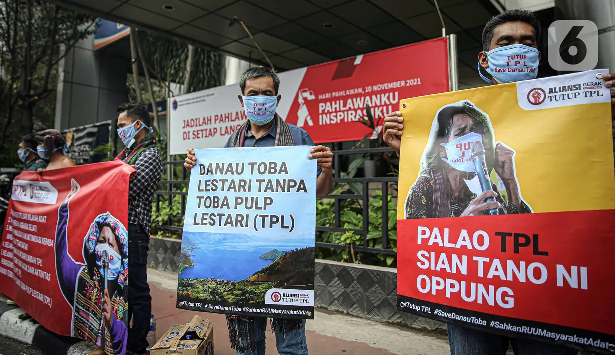 Massa yang tergabung dalam Aliansi Gerak Rakyat Tutut TPL menggelar aksi di depan Kantor Kementerian Koordinator Bidang Kemaritiman dan Investasi, Jakarta, Rabu (24/11/2021). Massa meminta Menteri Luhut Binsar Panjaitan untuk mencabut investasi dan menutup PT. TPL. (Liputan6.com/Faizal Fanani)