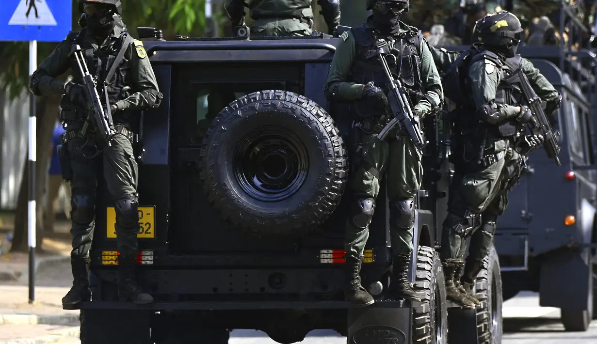 Personel militer Sri Lanka dengan kendaraan mengambil bagian dalam latihan parade Hari Kemerdekaan di Kolombo (31/1/2022). Sri Lanka bersiap untuk menandai peringatan ke-74 kemerdekaan dari Inggris pada 4 Februari. (AFP/Ishara S. Kodikara)