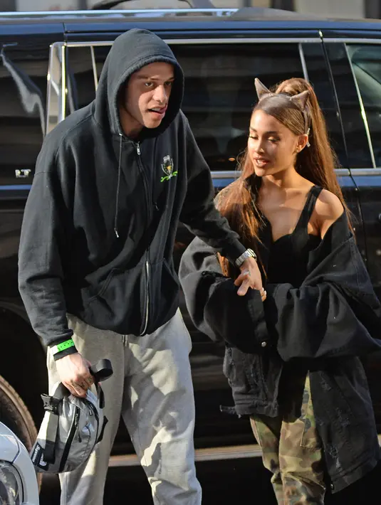 Seperti yang sudah diketahui, Ariana Grande sendiri sudah bahagia bersama dengan Pete Davidson. (SplashNews/HL)