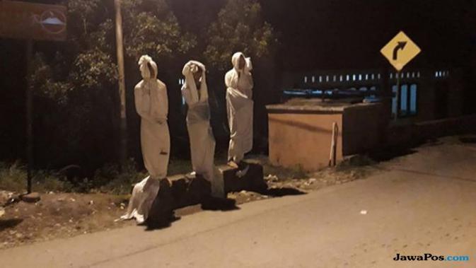 Tiga pocong saat berdiri di pinggir jalan menakut-nakuti warga Nagari Talang, Kecamatan Gunung Talang, Kabupaten Solok. (Dok. Rahmat Halilintar/JawaPos.com)