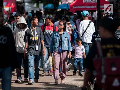 Pengunjung memadati ajang "Jakcloth 2017" di Senayan, Jakarta, Jumat (16/6). Bazar yang diikuti ratusan merek dagang pakaian tersebut berlangsung 14-21 Juni 2017. (Liputan6.com/Gempur M Surya)