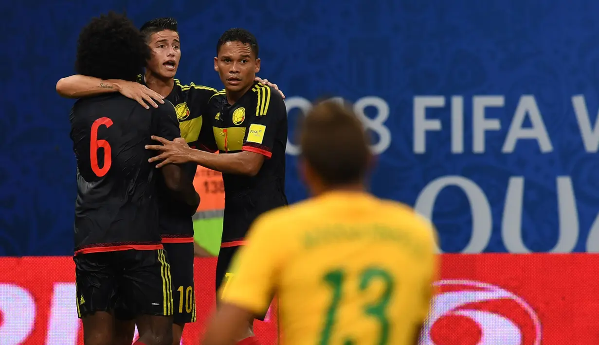  James Rodriguez, merayakan gol ke gawang Brasil bersama Carlos Sanchez(kiri) dan Carlos Bacca (kanan) pada kualifikasi Piala Dunia 2018 zona Conmebol di Manaus, Brasil, (7/92016) WIB. (AFP/Vanderlei Almeida)
