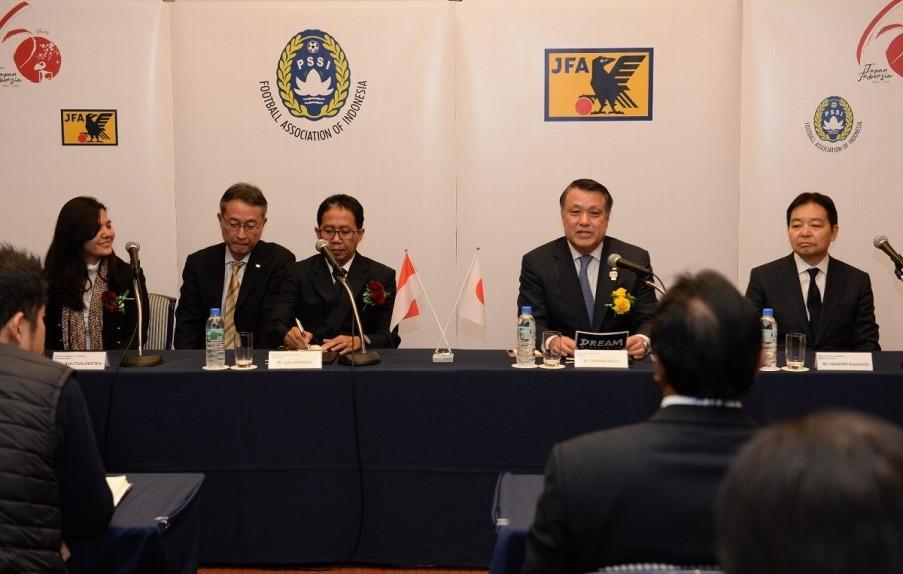 PSSI yang diwakili Wakil Ketua Umum, Joko Driyono (ketiga dari kiri), dan Sekjen Ratu Tisha Destria (pertama dari kiri), menyepakati lima poin kerja sama dengan federasi sepak bola Jepang (JFA) di Tokyo. (Dok. PSSI)