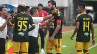 Sejumlah pemain Badak Lampung FC memprotes asisten wasit dalam pertandingan melawan tuan rumah PSS Sleman di Stadion Maguwoharjo, Selasa (3/12/2019). (Bola.com/Vincentius Atmaja)