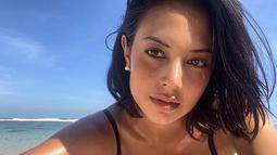 Rambut pendek adalah penampilan baru bagi Aurelie. Potret mempesona Aurelie saat sedang berjemur di pantai, ia sukses curi perhatian.(Instagram.com/aurelie)