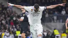 Penyerang Real Madrid, Karim Benzema berselebrasi seteleh mencetak gol ke gawang Elche selama pertandingan lanjutan La Liga Spanyol di stadion Santiago Bernabeu di Madrid, Spanyol, Kamis (16/2/2023). Benzema mencetak dua gol lewat titik penalti di laga ini sekaligus mengantar Madrid menang telak atas Elche dengan skor 4-0. (AP Photo/Manu Fernandez)